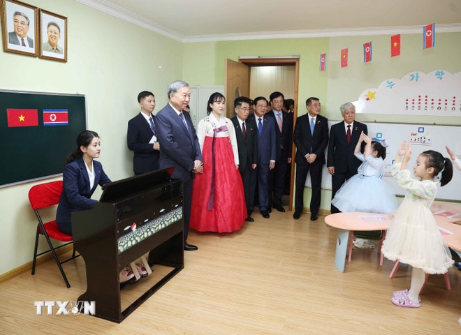 ttxvn-tong-bi-thu-truong-mau-giao-kieng-sang-va-lop-hoc-mang-ten-bac-ho-5.jpg