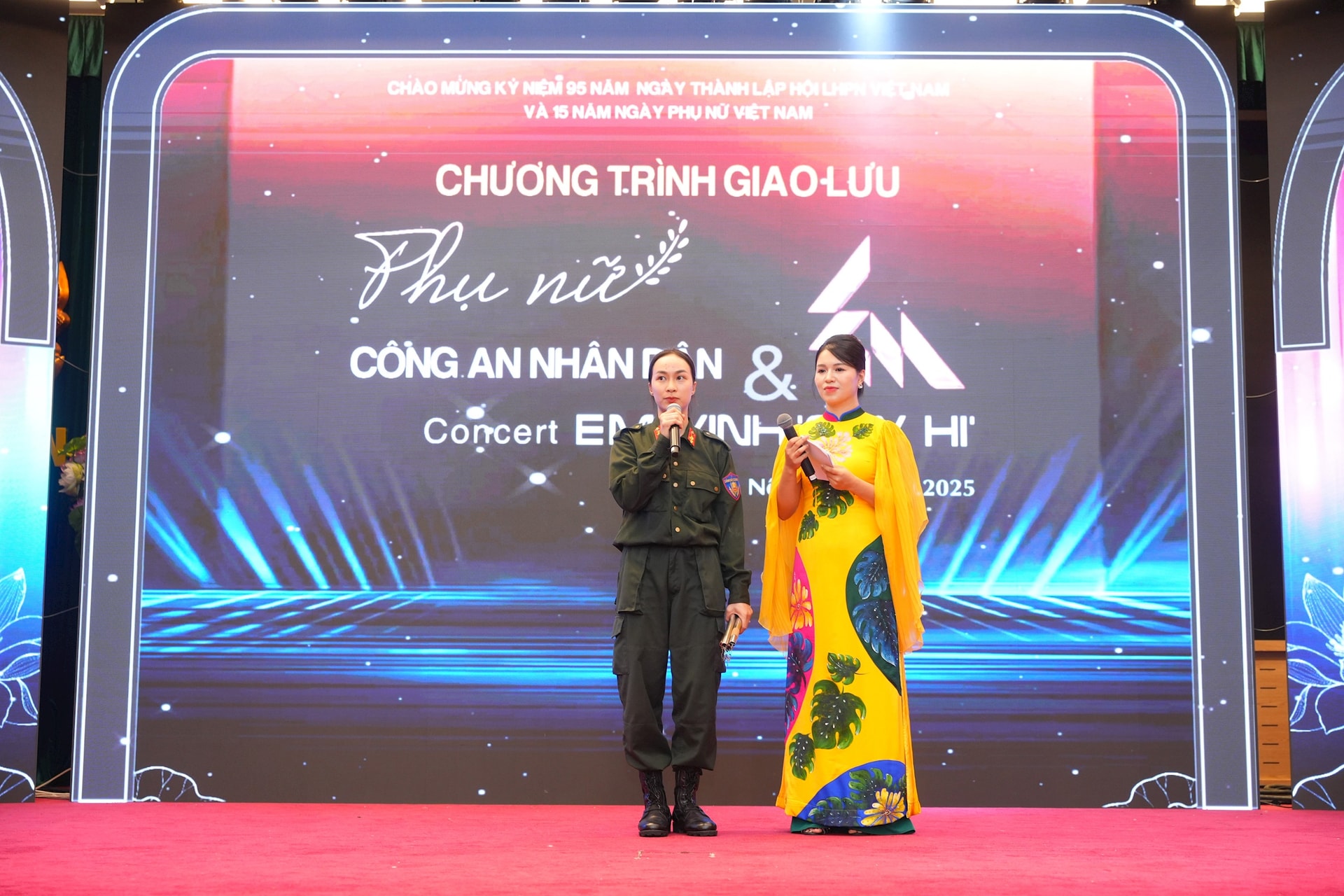 ផ្លាស់ប្តូរជាមួយមន្ត្រីស្ត្រី និងទាហាននៃសន្តិសុខសាធារណៈរបស់ប្រជាជន។ រូបថត៖ DatVietVAC