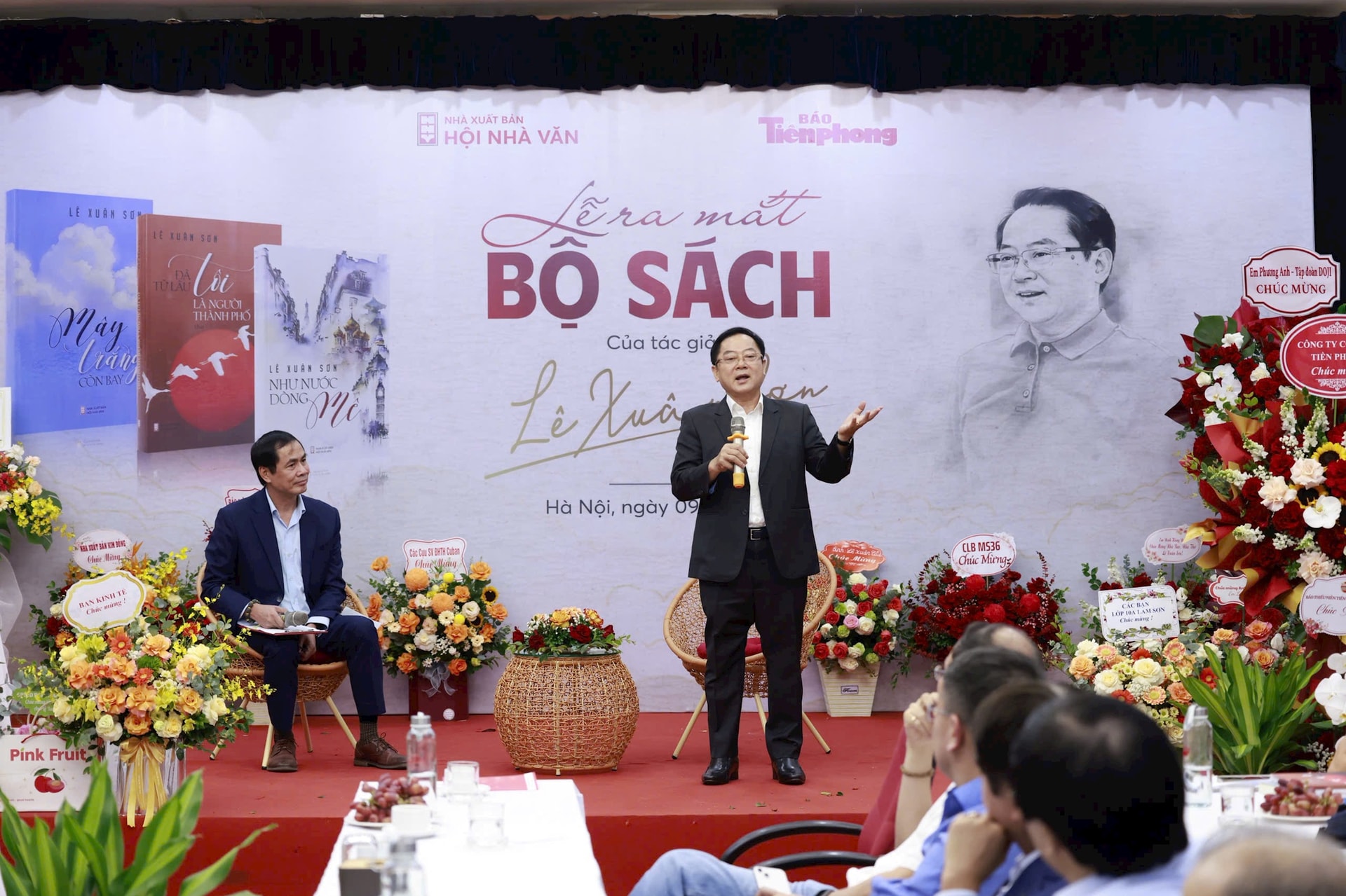Journalist Le Xuan Son shares about his 3 books. Photo: Nhu Y