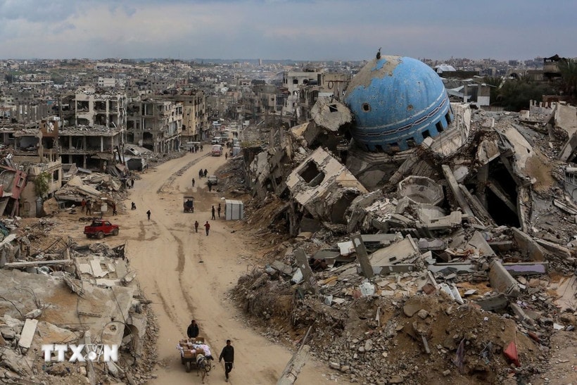 Các tòa nhà bị phá hủy sau cuộc không kích của Israel tại Gaza. (Ảnh: THX/TTXVN)