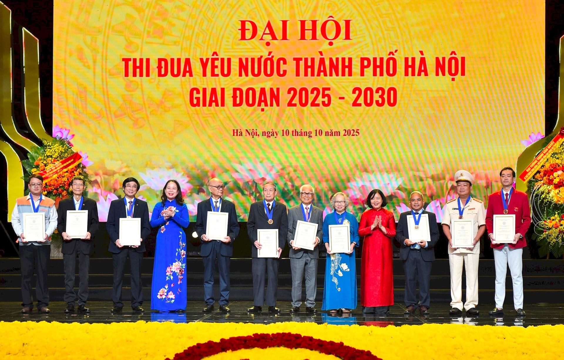 pho-chu-tich-nuoc-vo-thi-anh-xuan-va-bi-thu-thanh-uy-ha-noi-bui-thi-minh-hoai-trao-danh-hieu-cong-dan-thu-do-uu-tu-nam-2025-tang-10-ca-nhan-tieu-bieu.-anh-nhat-nam.jpeg