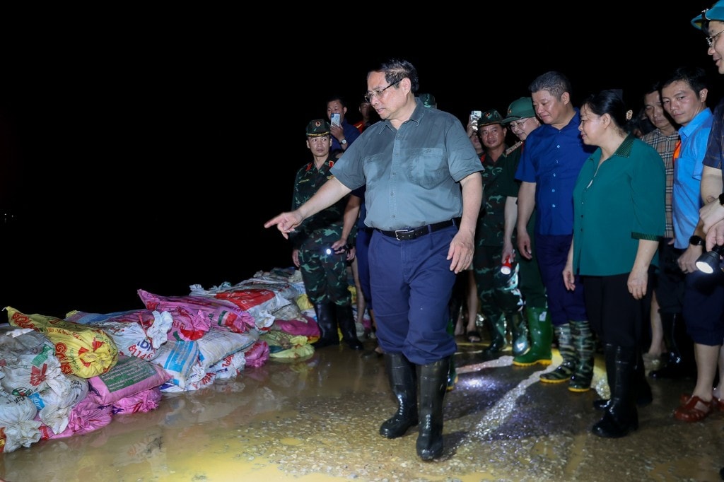 Thủ tướng Phạm Minh Chính kiểm tra công tác ứng phó với mưa lũ tại các xã Trung Giã, Đa Phúc, thành phố Hà Nội - những nơi đang bị ngập lụt sâu do nước lũ trên các sông dâng cao - Ảnh: VGP/Nhật Bắc