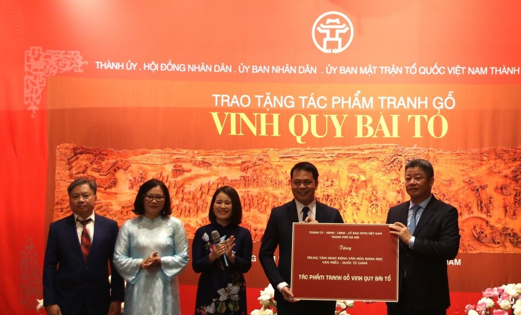 Văn Miếu – Quốc Tử Giám đón nhận bức tranh Vinh quy bái tổ