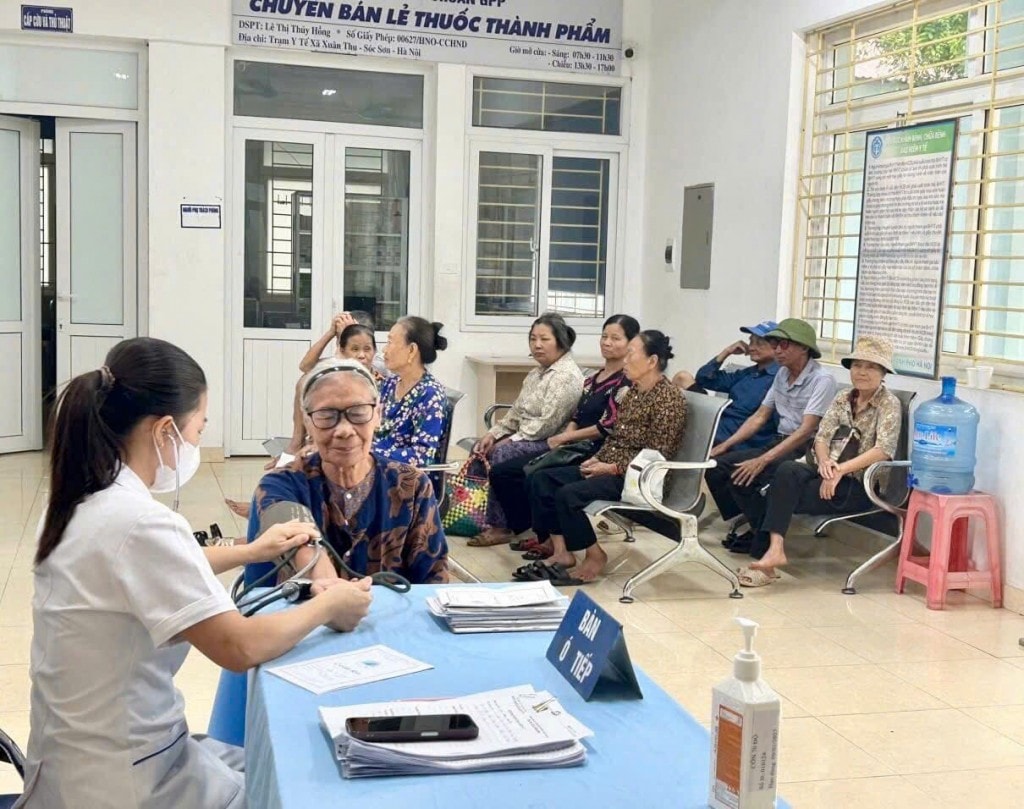 Người dân đến khám bệnh tại Trạm Y tế xã Đa Phúc
