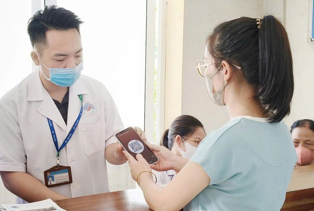 Trạm Y tế xã Sóc Sơn triển khai khám chữa bệnh cho người dân bằng mã QR trên ứng dụng VNeID