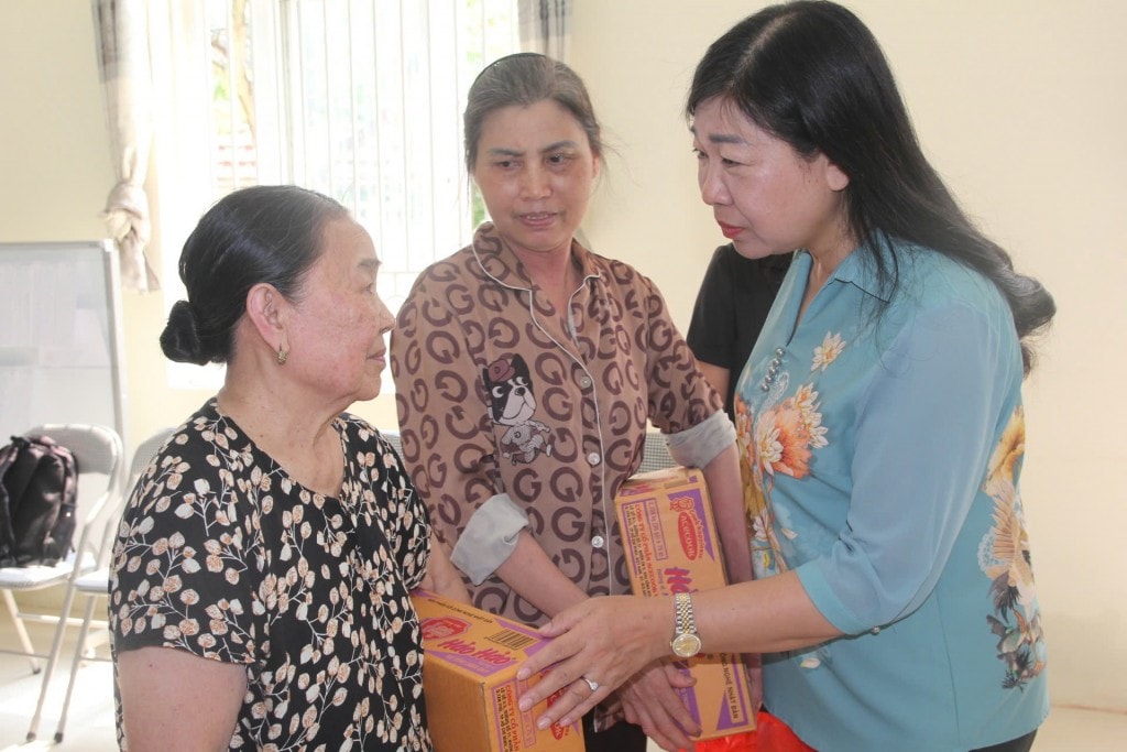Chủ tịch Ủy ban MTTQ Việt Nam thành phố Hà Nội thăm hỏi, động viên các hộ bị ảnh hưởng bởi thiên tai.