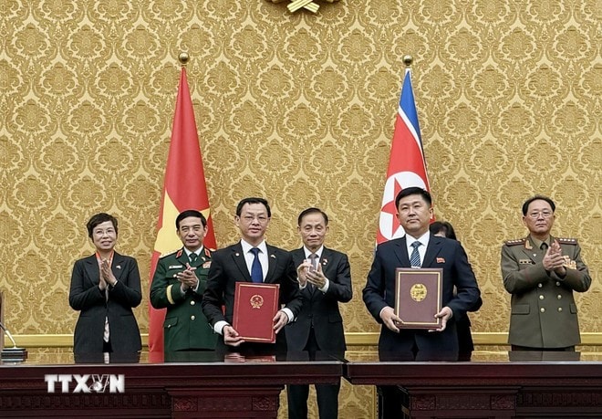 Lễ ký Bản ghi nhớ hợp tác trong lĩnh vực y tế và khoa học y học giữa Bộ Y tế Việt Nam và Bộ Y tế công cộng Triều Tiên. (Ảnh: Hồng Điệp /TTXVN)