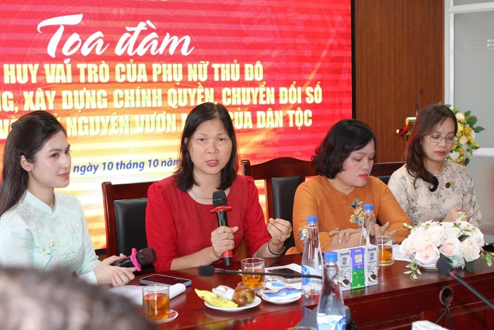 Thạc sĩ Phạm Thị Lý nêu ý kiến tại toạ đàm