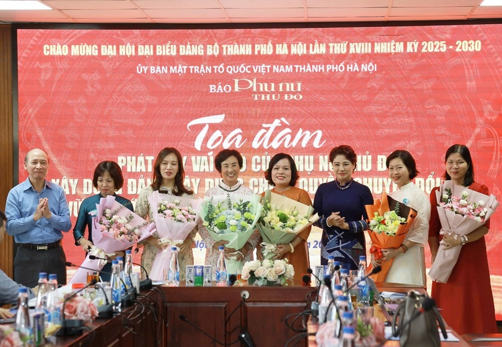 Phó Chủ tịch Thường trực Hội Nhà báo Hà Nội Kiều Thanh Hùng và Tổng Biên tập báo Phụ nữ Thủ đô Lê Quỳnh Trang tặng hoa các đại biểu tham dự tọa đàm