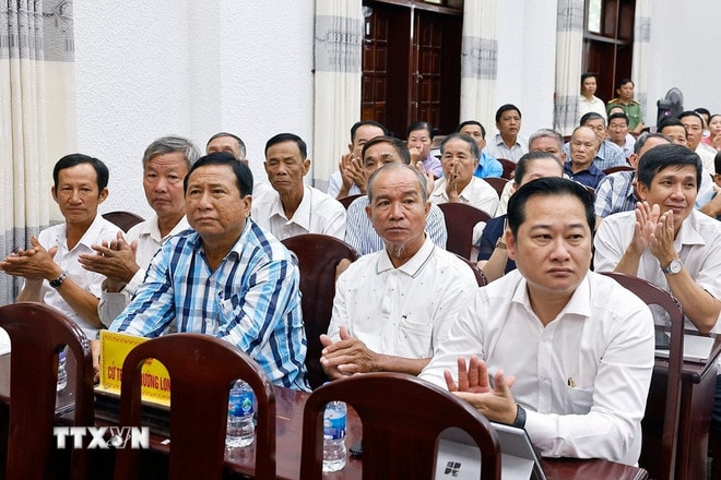 ttxvn-1010-chu-tich-quoc-hoi-tiep-xuc-cu-tri-can-tho-10.jpg