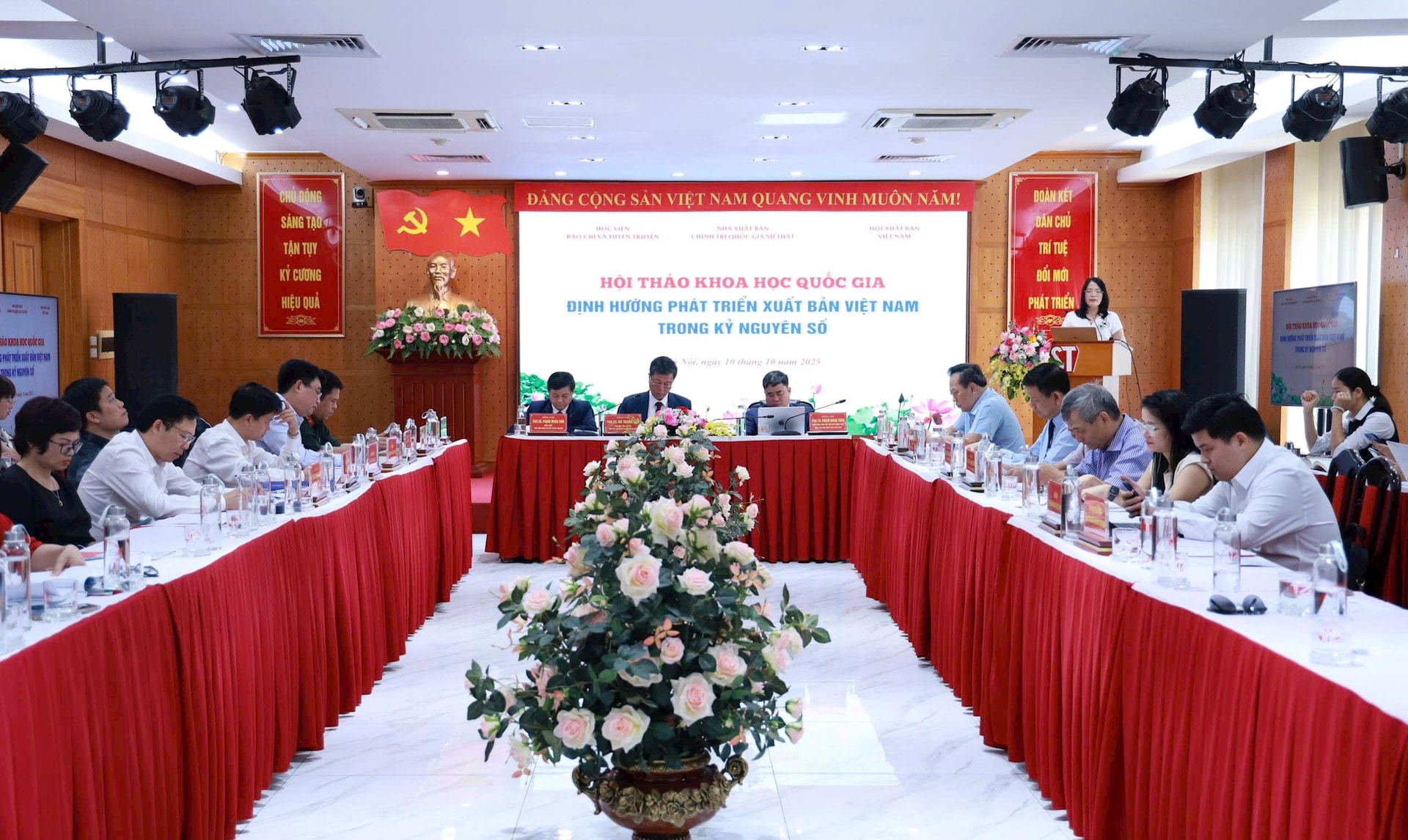 hoi-thao-xuat-ban-2.jpg