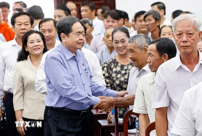 ttxvn-1010-chu-tich-quoc-hoi-tiep-xuc-cu-tri-can-tho-3.jpg