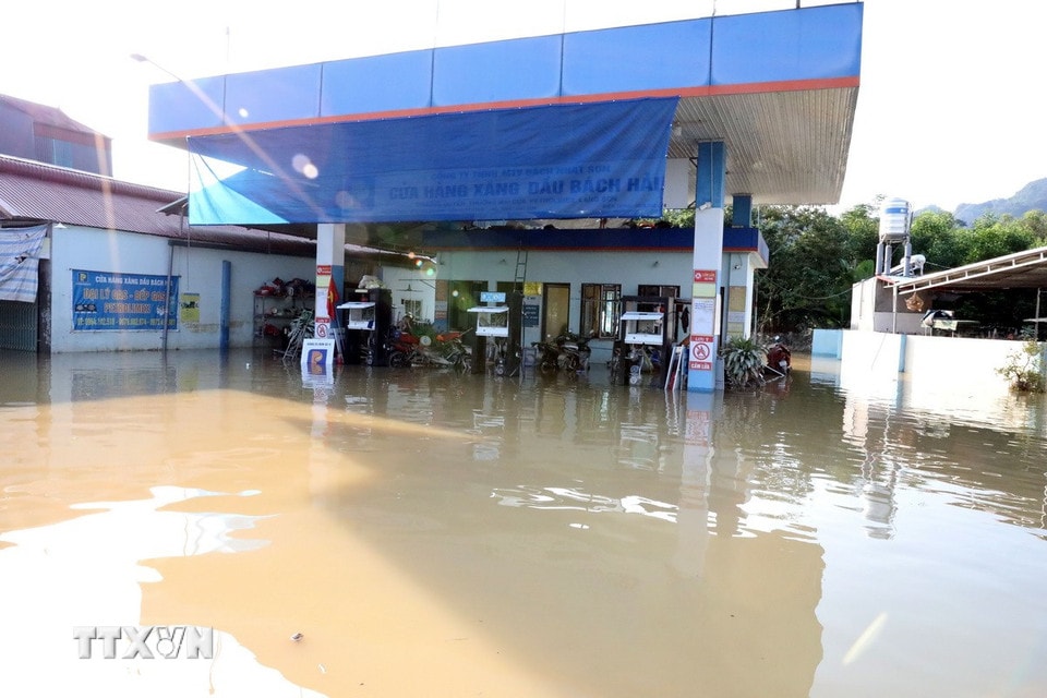 Nhiều tài sản của người dân vùng lũ xã Vân Nham, tỉnh Lạng Sơn chìm trong nước, thiệt hại lớn. (Ảnh: Văn Đạt/TTXVN)