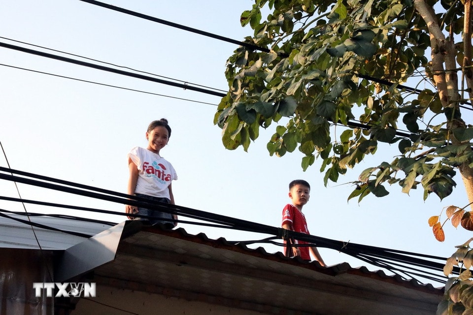 Một số gia đình ở xã Vân Nham, tỉnh Lạng Sơn phải di chuyển lên tầng cao, mái nhà để tránh lũ. (Ảnh: Văn Đạt/TTXVN)