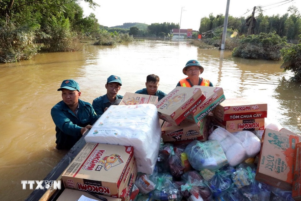 Lực lượng quân sự xã Vân Nham, tỉnh Lạng Sơn cùng đoàn cứu trợ tiếp tế nhu yếu phẩm cho người dân tại vùng ngập lụt. (Ảnh: Văn Đạt/TTXVN)
