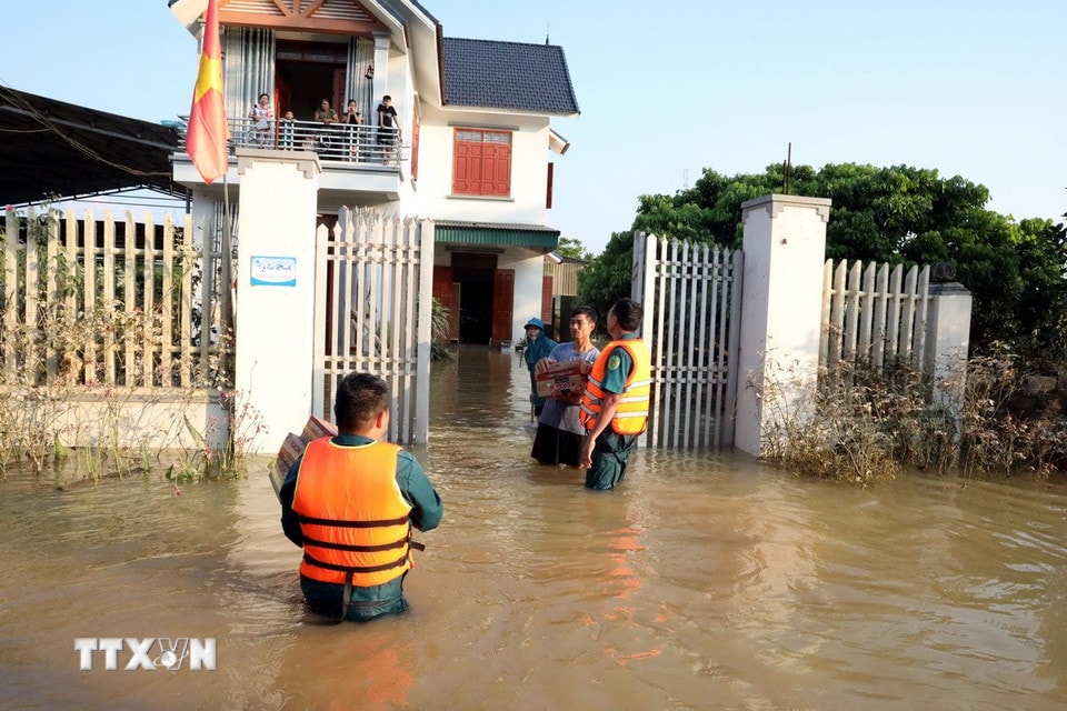 Lực lượng quân đội tiếp tế nhu yếu phẩm cho người dân vùng lũ xã Vân Nham, tỉnh Lạng Sơn. (Ảnh: Văn Đạt/TTXVN)