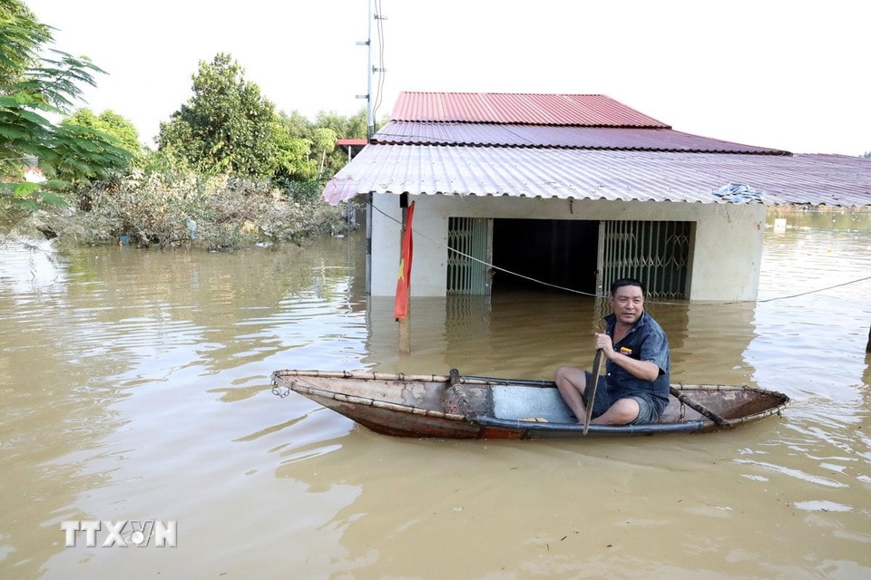 Thuyền nhỏ là phương tiện duy nhất để di chuyển giữa các thôn bị ngập của xã Vân Nham, tỉnh Lạng Sơn. (Ảnh: Văn Đạt/TTXVN)