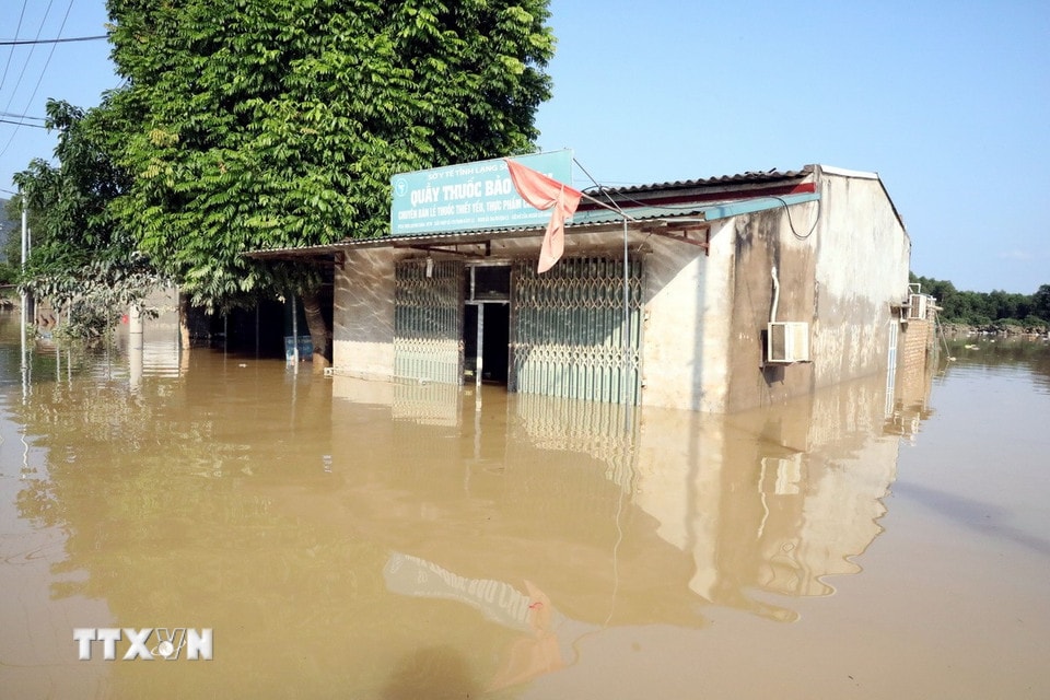 Đến sáng 10/10/2025, nhà dân ở xã Vân Nham, tỉnh Lạng Sơn vẫn ngập sâu. (Ảnh: Văn Đạt/TTXVN)