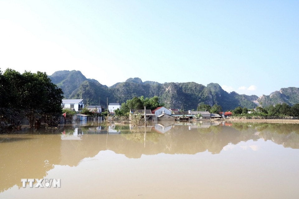 Đến sáng 10/10/2025, nhà dân ở xã Vân Nham, tỉnh Lạng Sơn vẫn ngập sâu. (Ảnh: Văn Đạt/TTXVN)