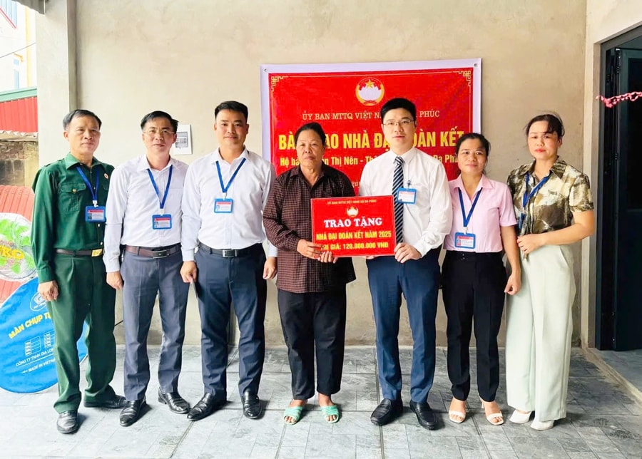 Đại diện Ủy ban Mặt trận Tổ quốc Việt Nam xã Đa Phúc trao tặng nhà Đại đoàn kết cho gia đình bà Nguyễn Thị Nên.