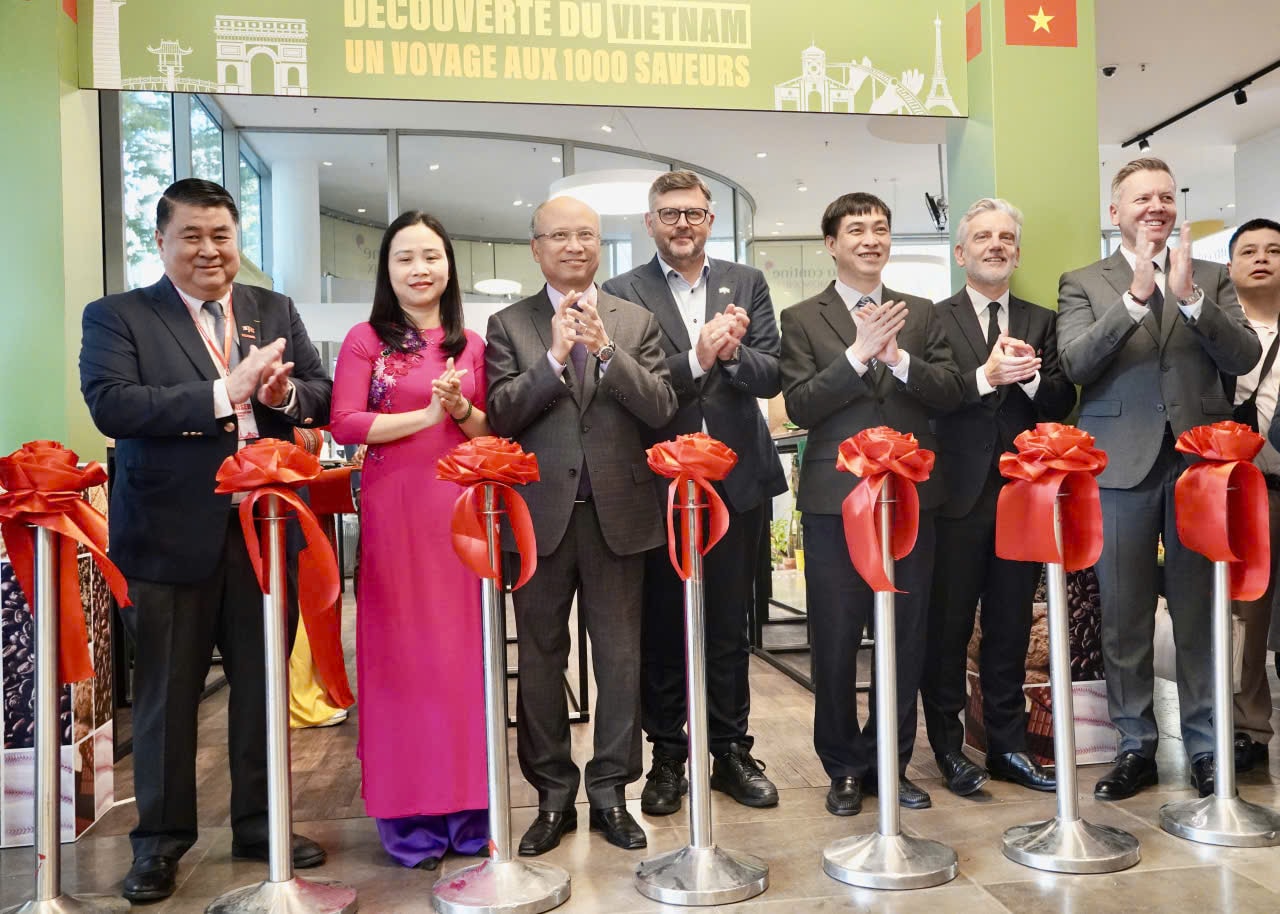 gen-h-le-khai-mac-ngay-hang-viet-nam-tai-phap.jpg