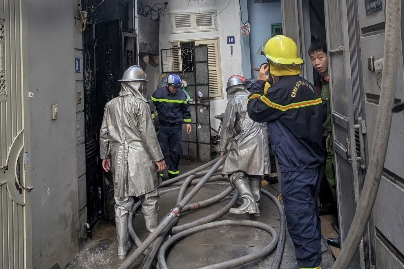 Lãnh đạo Cục Cảnh sát PCCC và CNCH Bộ Công an và các đồng chí lãnh đạo Công an TP Hà Nội đến hiện trường chỉ đạo công tác chữa cháy và cứu nạn, cứu hộ
