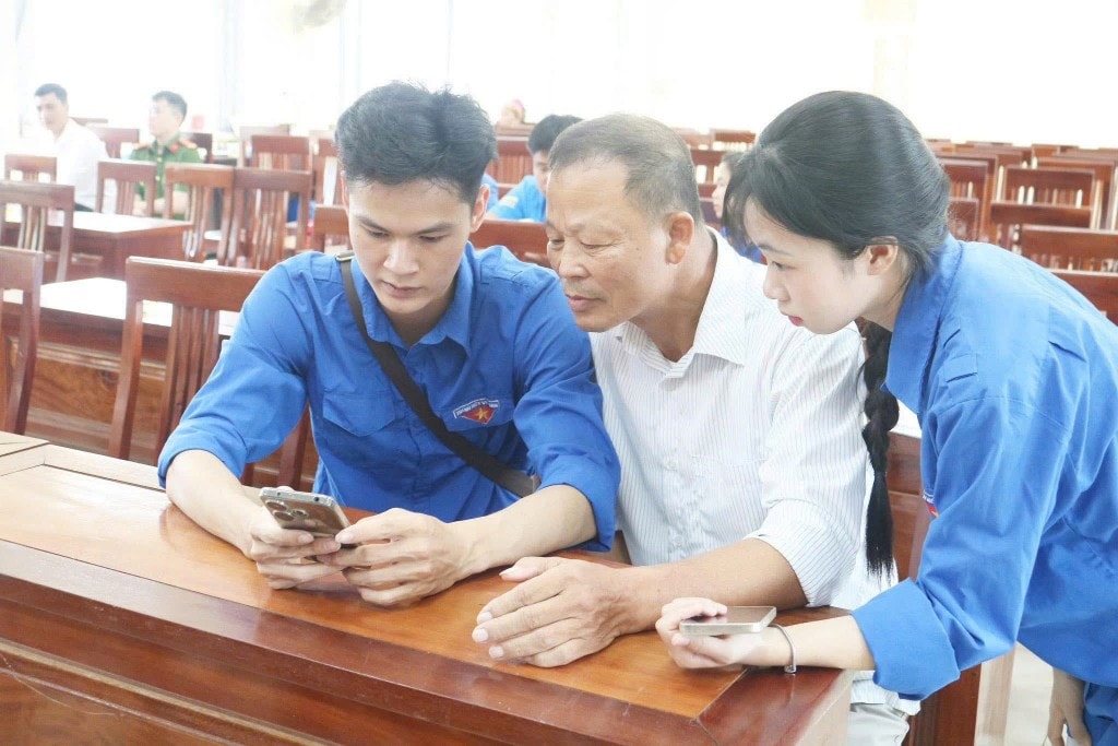 Các bạn trẻ hỗ trợ người dân chuyển đổi số