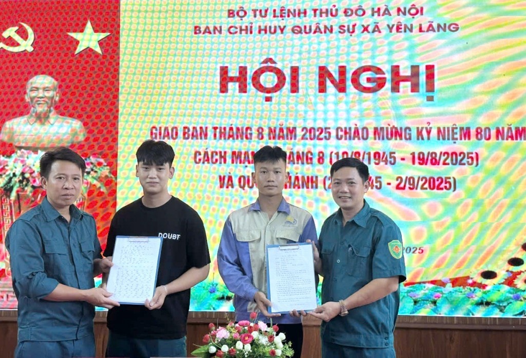 Thanh niên Hà Nội viết đơn tình nguyện nhập ngũ