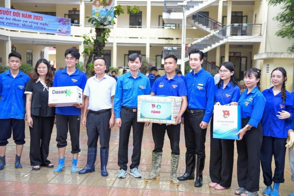 Đoàn công tác thăm hỏi, tặng quà thanh niên tình nguyện 