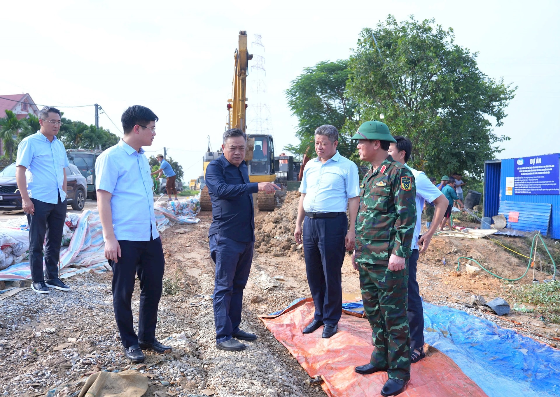 El presidente del Comité Popular de Hanoi, Tran Sy, inspeccionó la situación de corrupción y ordenó al grupo de trabajo estudiar y mejorar la capacidad para satisfacer la demanda.
