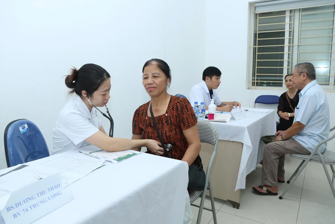 Consulta de salud gratuita para la población de la comuna de Quang Minh, Anh Do Tam.jpg