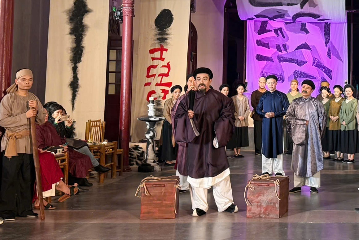 Una escena en un dulce valle de flores se presentó y representó en el Centro Cultural y Artístico 22 Hang Butterfly Phuong Hoan Kiem.