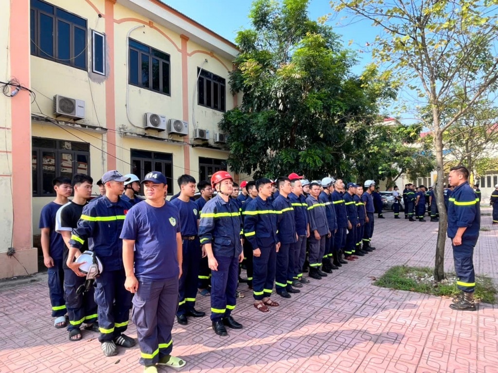 Hàng trăm cán bộ, chiến sỹ được huy động giúp dân chạy lũ, dọn vệ sinh môi trường khi nước rút Hàng trăm cán bộ, chiến sỹ được huy động giúp dân chạy lũ, dọn vệ sinh môi trường khi nước rút