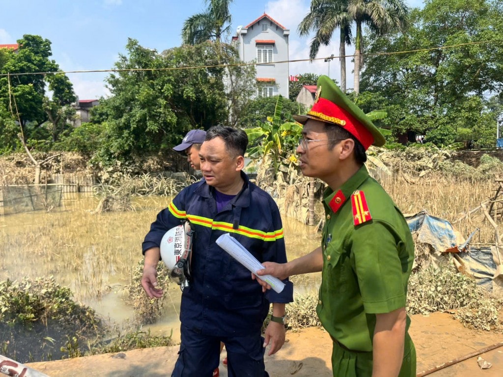 Trung tá Nguyễn Tuấn Dương – Phó Trưởng Phòng Cảnh sát PCCC và CNCH trực tiếp chỉ đạo cán bộ, chiến sĩ triển khai thực hiện nhiệm vụ hỗ trợ nhân dân khắc phục hậu quả sau mưa lũ Trung tá Nguyễn Tuấn Dương – Phó Trưởng Phòng Cảnh sát PCCC và CNCH trực tiếp chỉ đạo cán bộ, chiến sĩ triển khai thực hiện nhiệm vụ hỗ trợ nhân dân khắc phục hậu quả sau mưa lũ