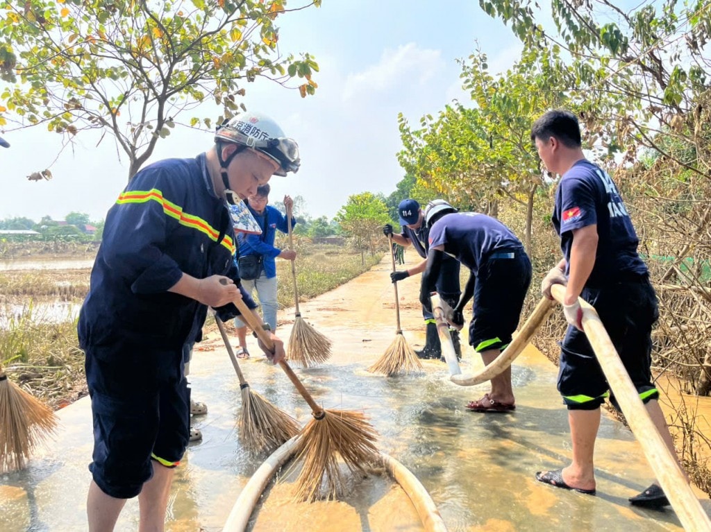 Cán bộ, chiến sĩ Cảnh sát PCCC và CNCH dùng vòi áp lực cao dọn bùn đất sau lũ lụt Cán bộ, chiến sĩ Cảnh sát PCCC và CNCH dùng vòi áp lực cao dọn bùn đất sau lũ lụt