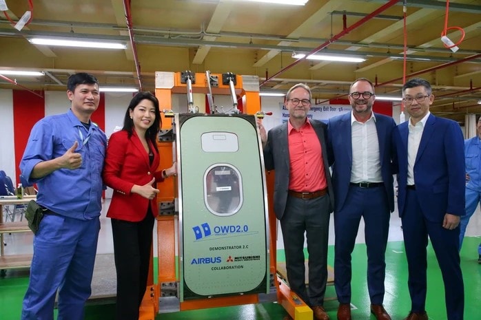 أطلقت إيرباص مشروعًا لإنتاج أبواب مخارج الطوارئ لطائرات A321neo ضيقة البدن في فيتنام. تُنتج هذه الأبواب شركة MHI Vietnam، التابعة لشركة ميتسوبيشي للصناعات الثقيلة اليابانية، في هانوي.