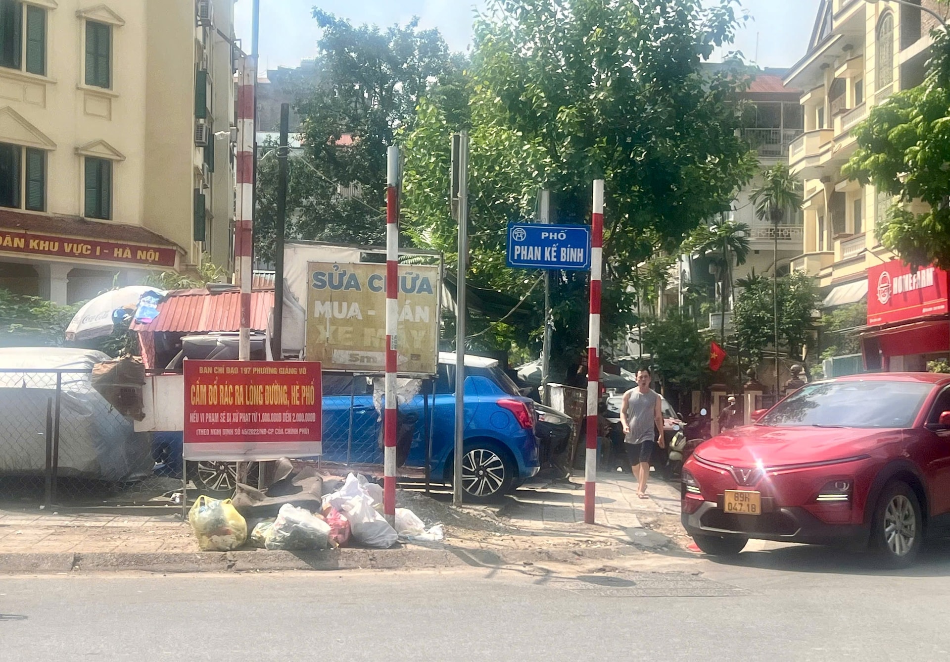 in-nga-tu-pho-linh-lang-phan-ke-binh-phuong-ngoc-ha-ngay-phia-tren-tien-cam-do-rac-la-mot-monitoring-camera-لكن-rac-لا يزال-مسروقًا..jpg