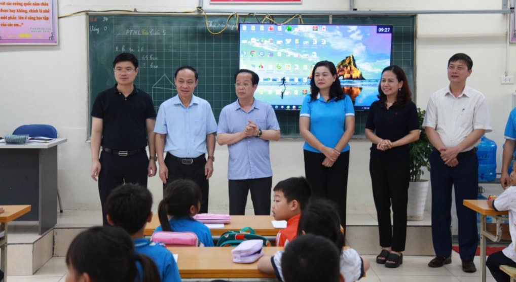 Các đồng chí trong Ban Giám đốc Sở xuống lớp học thăm hỏi, động viên các em học sinh trường Tiểu học Việt Long