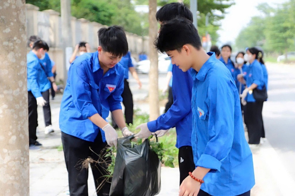 Thanh niên ra quân dọn dẹp, vệ sinh môi trường