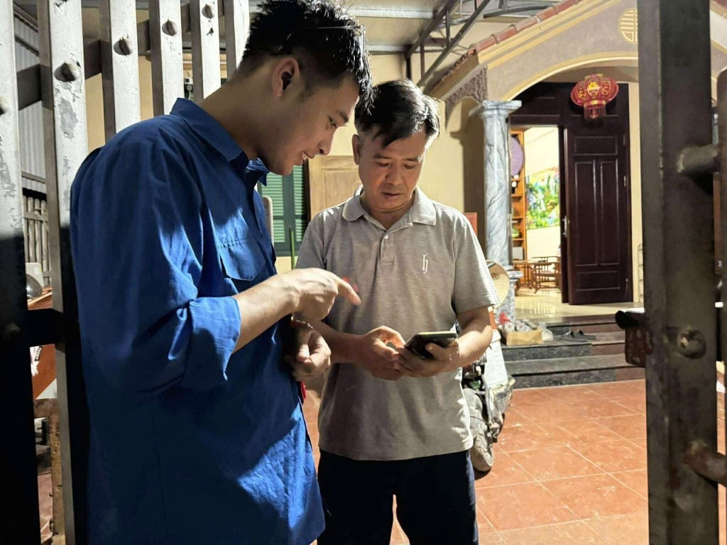 Tuổi trẻ hỗ trợ người dân chuyển đổi số