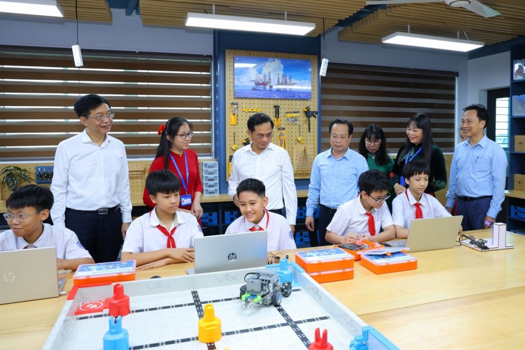 Các đại biểu, thầy, cô giáo xem học sinh Trường THCS Tây Mỗ thực hành trên các thiết bị của phòng học STEM