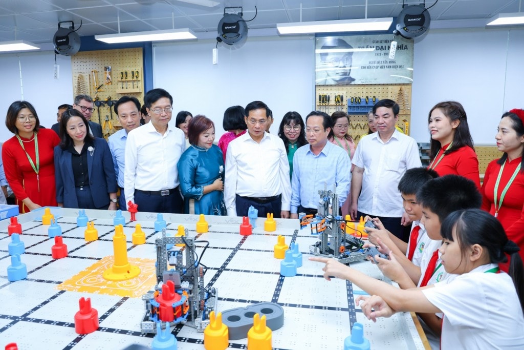 Các đại biểu tham quan phòng giáo dục thực hành STEM Trường THCS Tây Mỗ 3