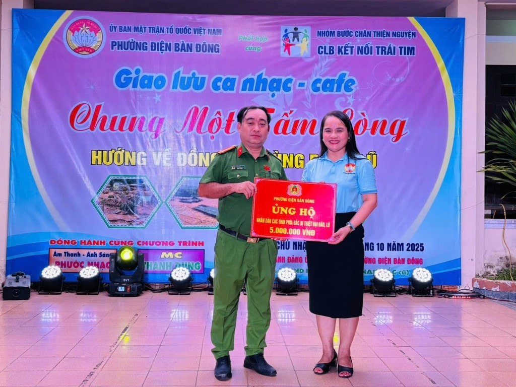 Công an phường Điện Bàn Đông ủng hộ người dân khắc phục hậu quả sau bão 