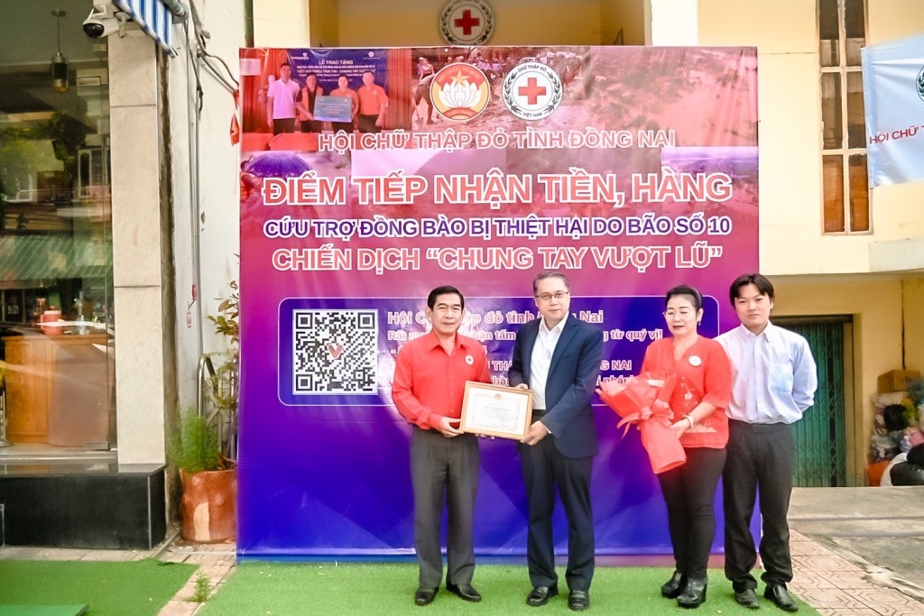 Chủ tịch Hội Chữ thập đỏ tỉnh Đồng Nai Nguyễn Tấn Hưng trao bằng tri ân đến lãnh đạo Công ty cổ phần hữu hạn Vedan Việt Nam vì đã tham gia ủng hộ đồng bào khắc phục hậu quả do thiên tai