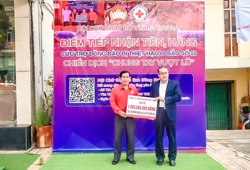 Tổng giám đốc Vedan Việt Nam - Ông Ni Chih Hao đại diện công ty trao 1 tỷ đồng cho hội Chữ Thập Đỏ tỉnh Đồng Nai