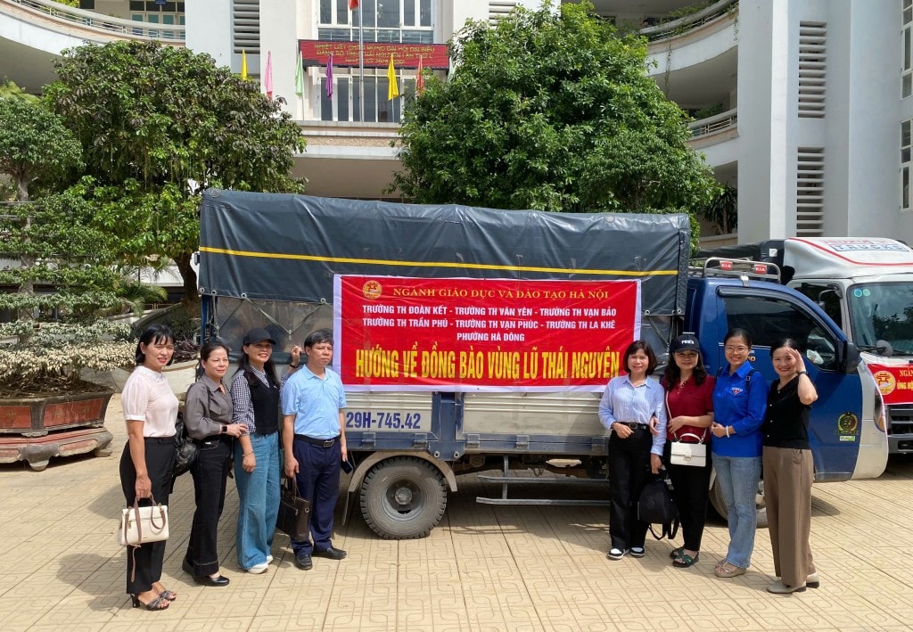 Những chuyến xe chở quà nghĩa tình lên đường hướng về vùng lũ Những chuyến xe chở quà nghĩa tình lên đường hướng về vùng lũ