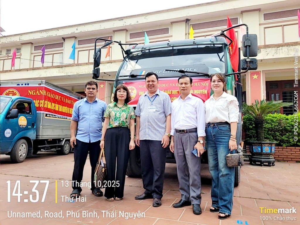 Những chuyến xe chở đầy yêu thương đến với học sinh vùng lũ