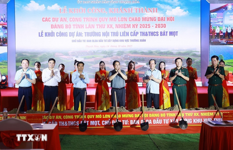 Thủ tướng Phạm Minh Chính và các đại biểu khởi công Dự án Trường nội trú liên cấp Tiểu học và Trung học cơ sở Bát Mọt tại điểm cầu xã Bát Mọt. (Ảnh: Dương Giang/TTXVN)
