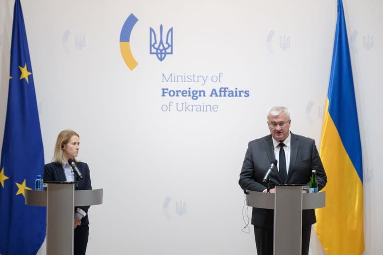 Đại diện cấp cao phụ trách đối ngoại của EU Kaja Kallas (trái) và Bộ trưởng Ngoại giao Ukraine Andrii Sybiha họp báo chung vào ngày 13 - 10 tại Kiev, Ukraine. Ảnh: Getty