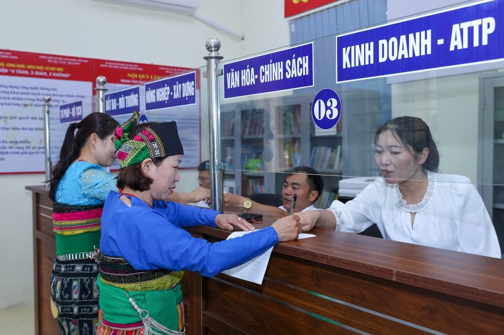 Người dân đến giải quyết thủ tục hành chính tại Trung tâm Phục vụ hành chính công xã Bát Mọt - Ảnh: VGP/Nhật Bắc